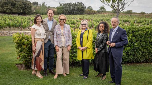 Sarah Andrews y Miguel Torres Maczassek (izquierda), en una visita de Hillary Clinton a las instalaciones de Bodegas Torres en Pacs del Penedès