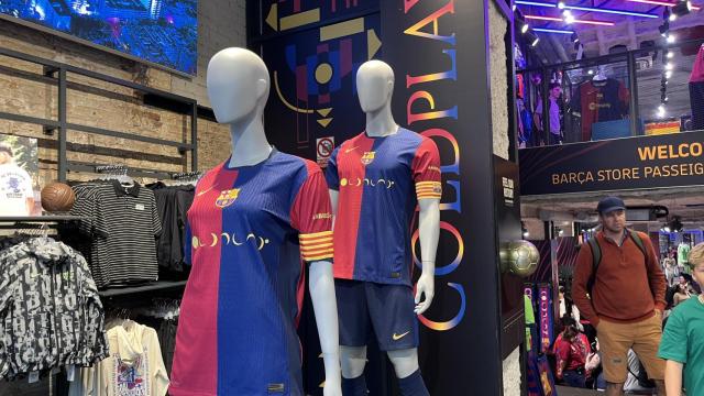 Equipación del Barça con el isotipo de Coldplay en la 'Store' de Passeig de Gràcia