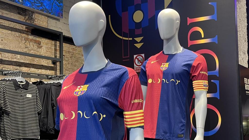 Equipación del Barça con el isotipo de Coldplay en la 'Store' de Passeig de Gràcia