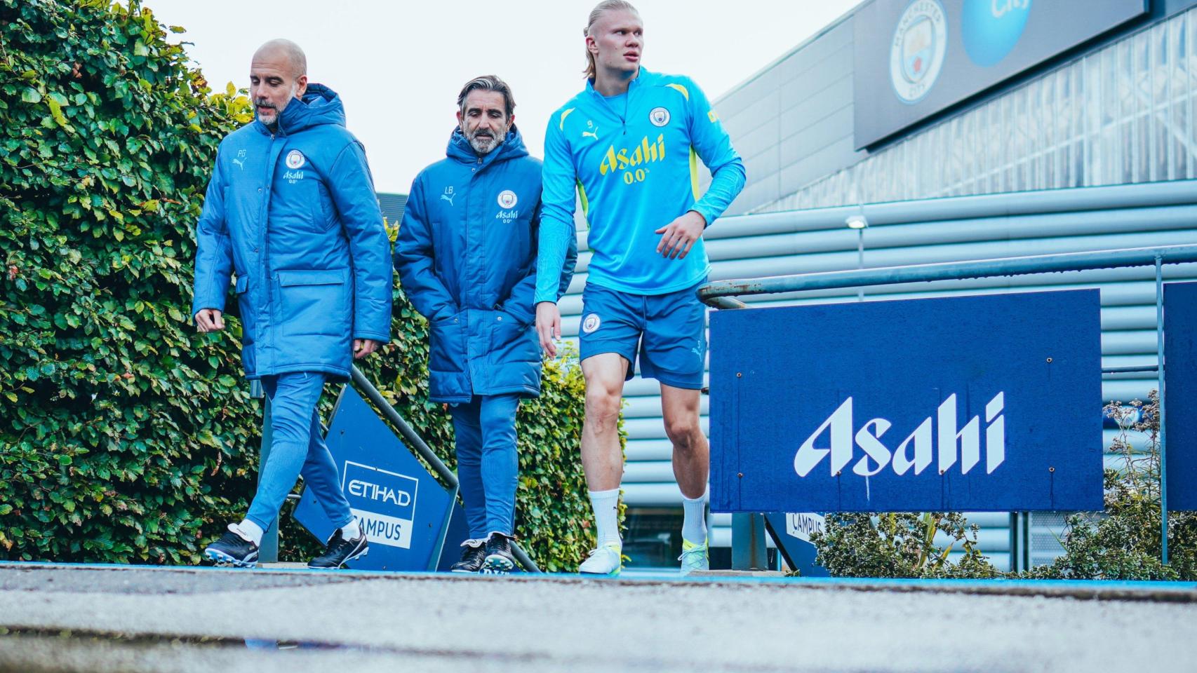 Pep Guardiola y Erling Haaland, en un entrenamiento del Manchester City