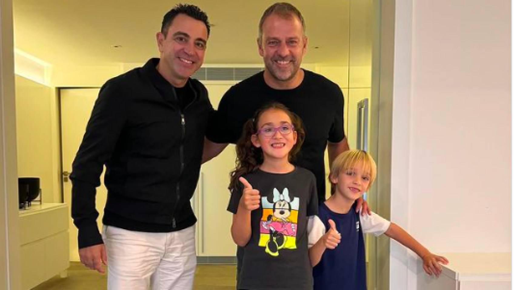 Xavi y sus hijos posan con Hansi Flick