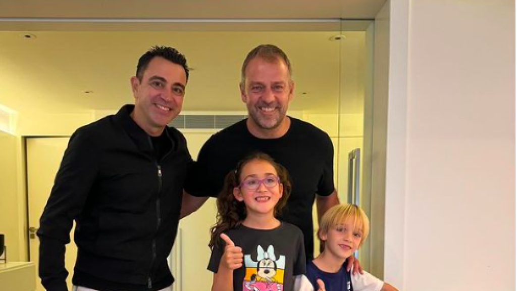 Xavi y sus hijos posan con Hansi Flick