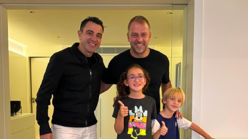 Xavi y sus hijos posan con Hansi Flick