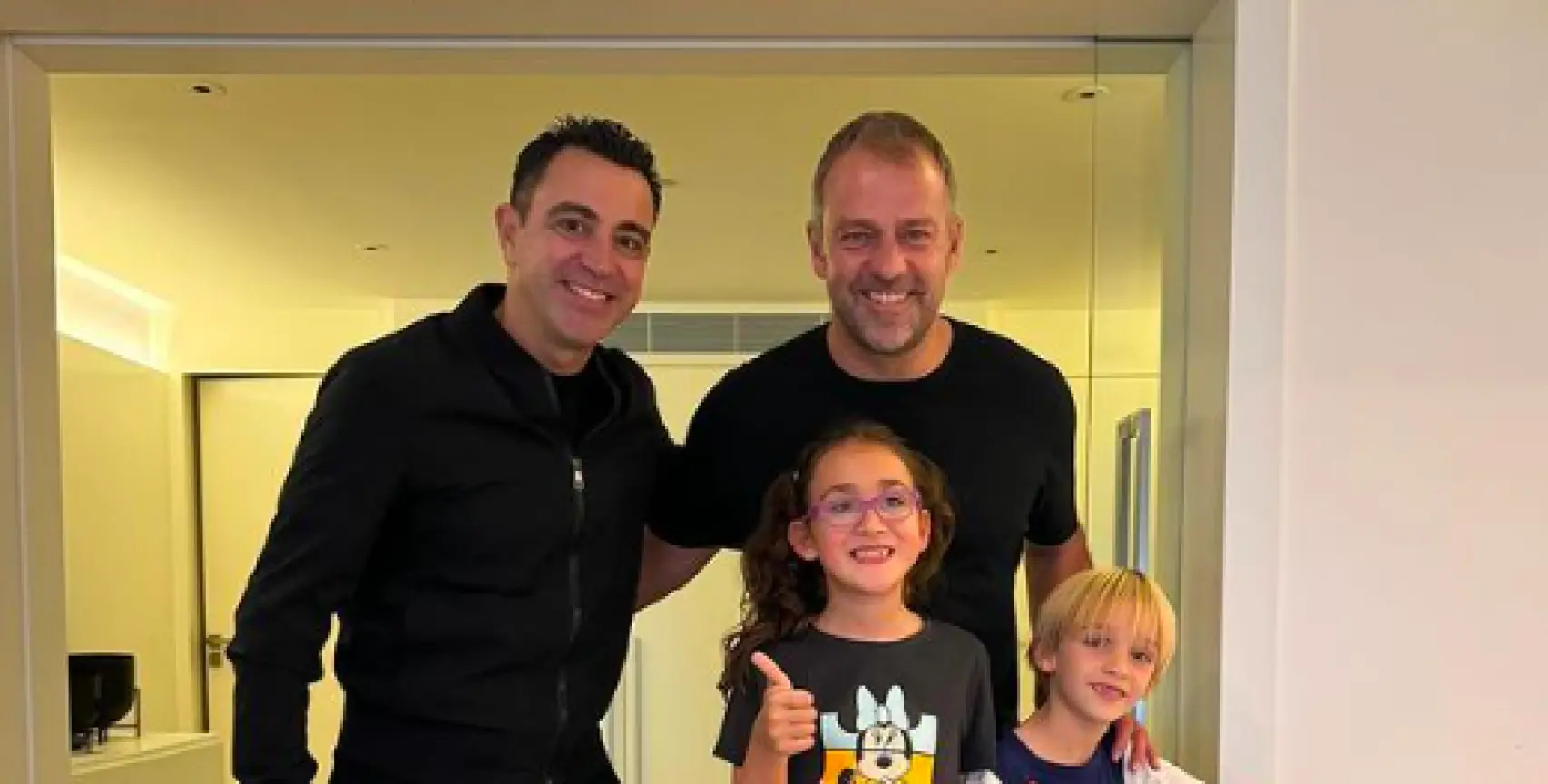 Xavi y sus hijos posan con Hansi Flick