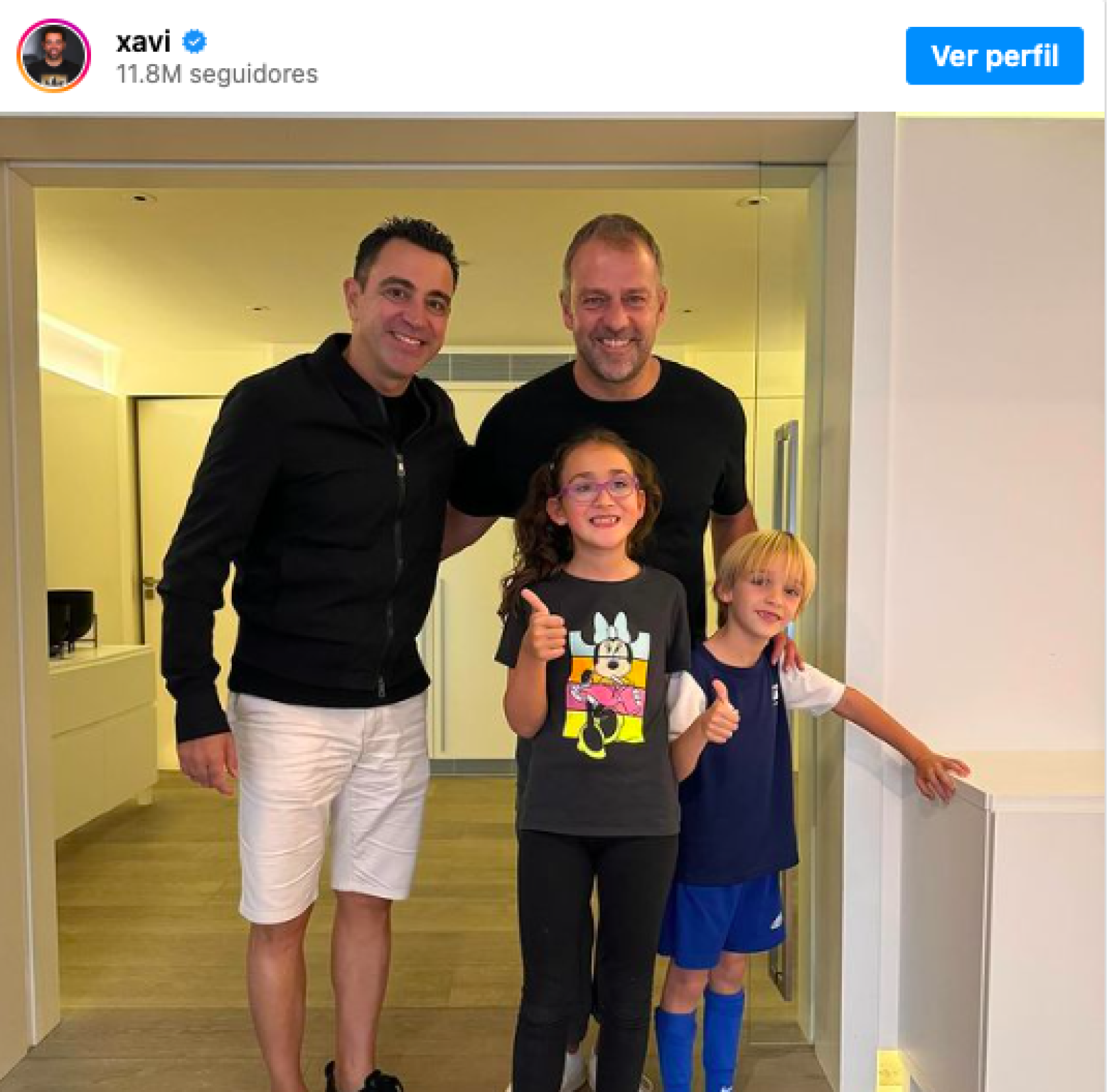 Xavi y sus hijos posan con Hansi Flick