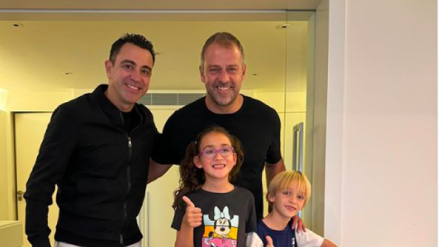 Xavi y sus hijos posan con Hansi Flick