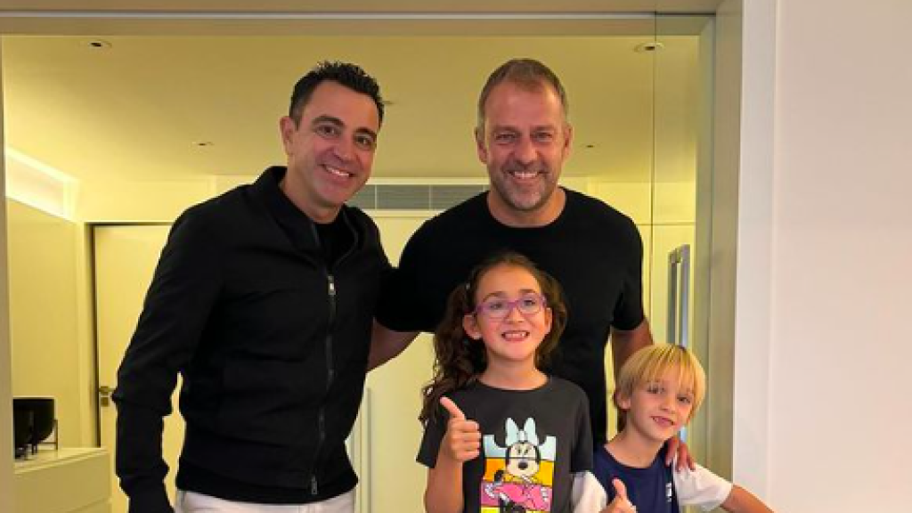 Xavi y sus hijos posan con Hansi Flick