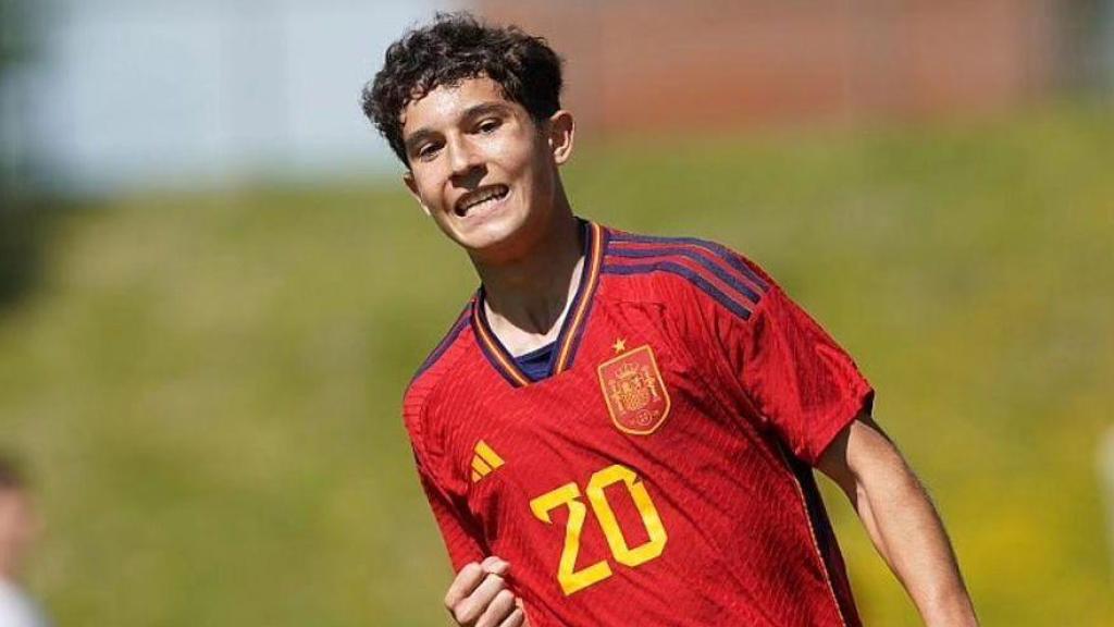 Gorka Buil, joya de la Masía, con la camiseta de la selección española