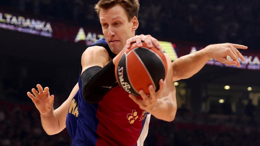 Jan Vesely protege el balón en la cancha de Estrella Roja