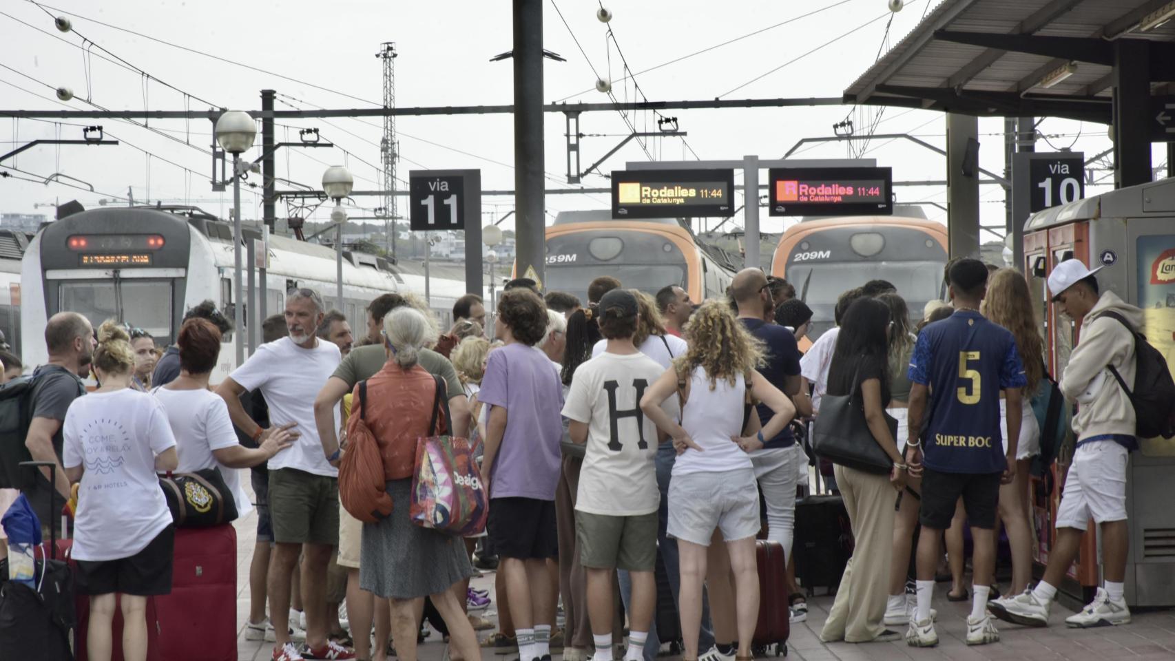 Usuarios de Rodalies en la estación de Vilanova i la Geltrú