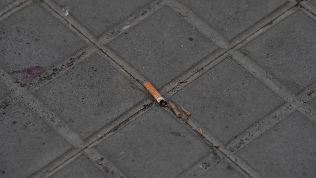 Una colilla de un cigarro tirada en la acera en Barcelona