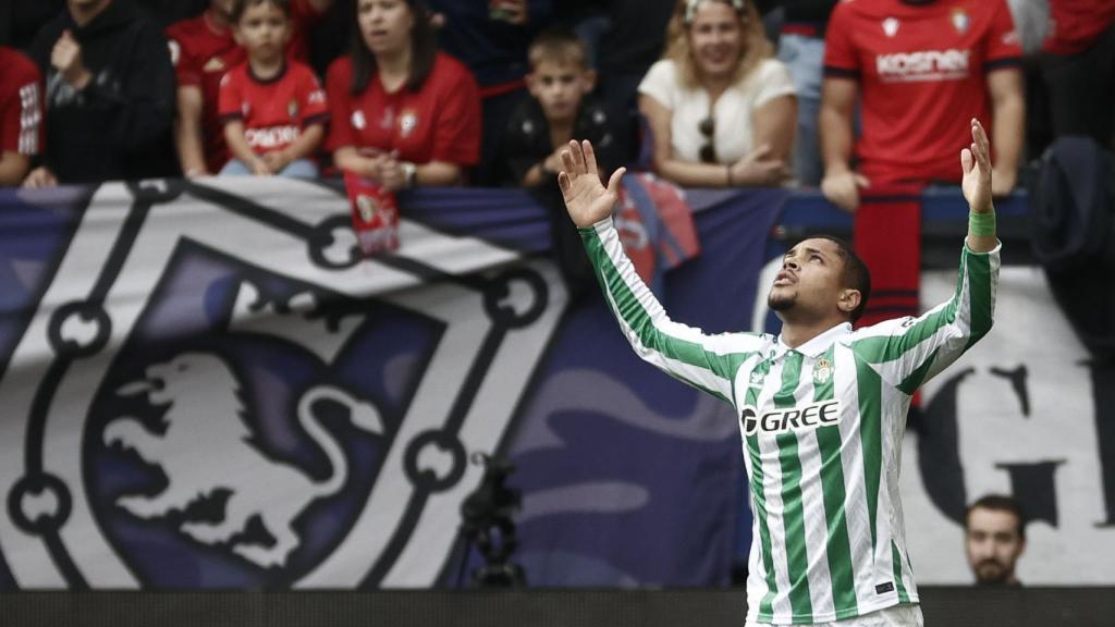 La celebración de Vitor Roque al marcar un gol en El Sadar