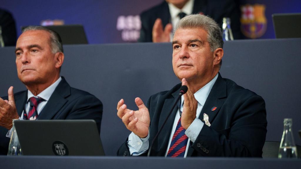 Joan Laporta, junto a Rafa Yuste, en la asamblea de compromisarios de octubre 2024