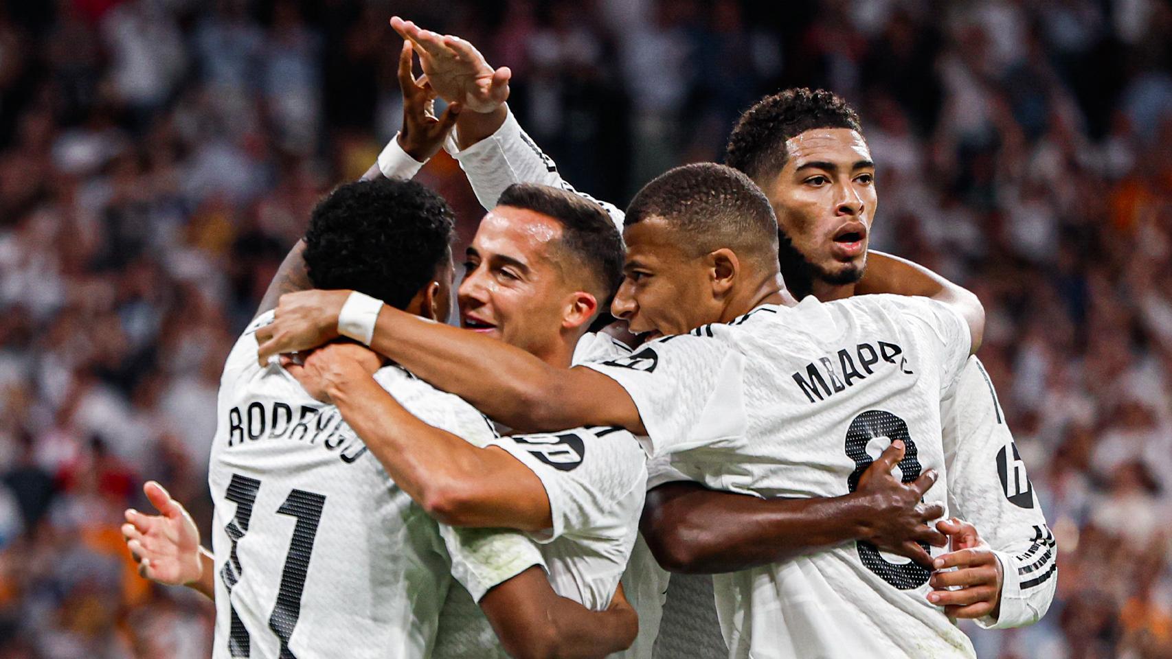 El abrazo de los jugadores del Real Madrid tras ganar un partido en el Bernabéu