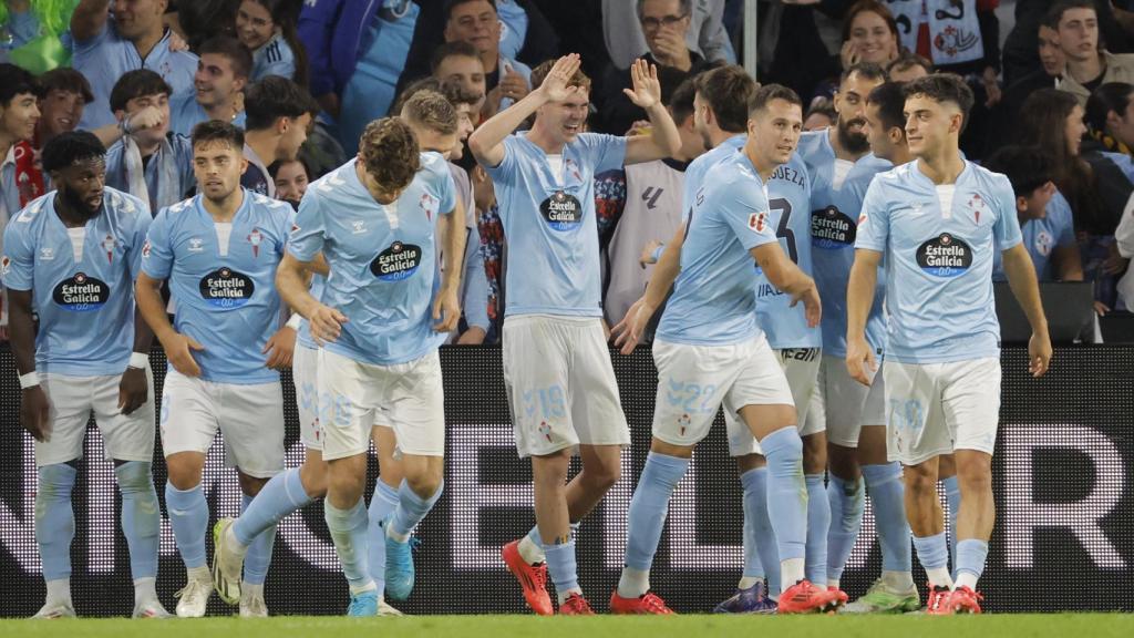 Los futbolistas del Celta de Vigo festejan el gol de Swedberg contra el Madrid