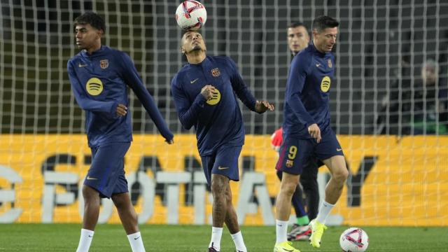 Las futbolistas del Barça calientan antes del partido contra el Sevilla