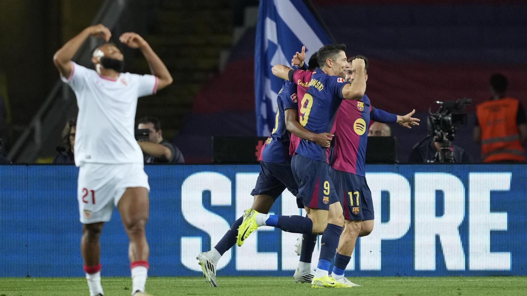 El Barça celebra un gol de Lewandowski contra el Sevilla