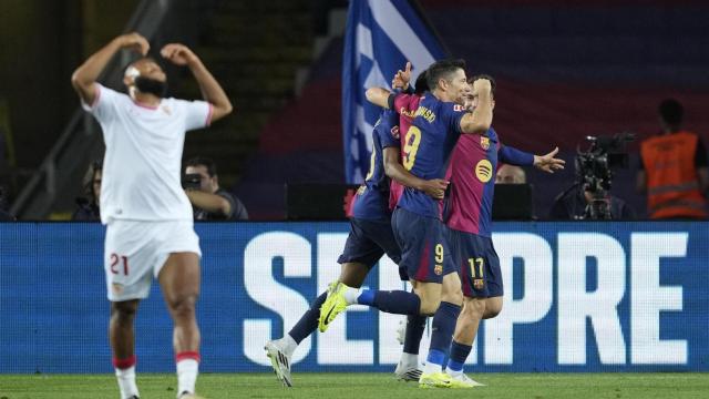 El Barça celebra un gol de Lewandowski contra el Sevilla