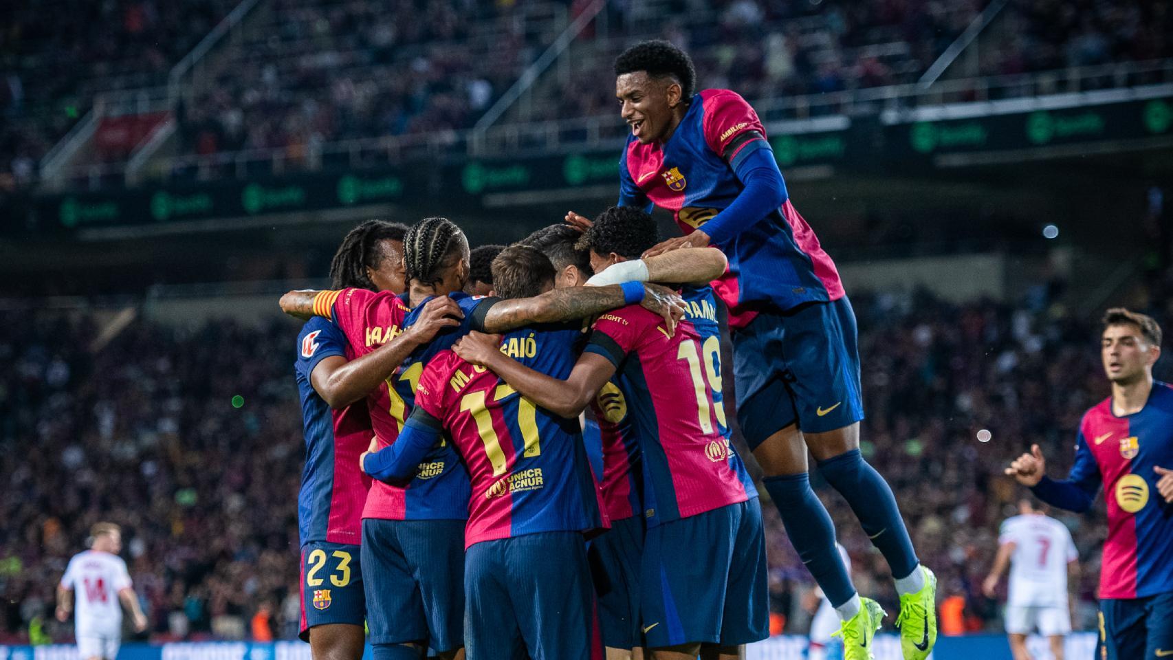 La euforia del Barça tras marcar un gol contra el Sevilla en Montjuïc