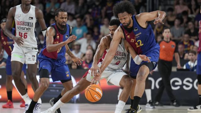 Jabari Parker y Kevin Punter disputan el balón durante el partido del Barça de basket contra el Baskonia