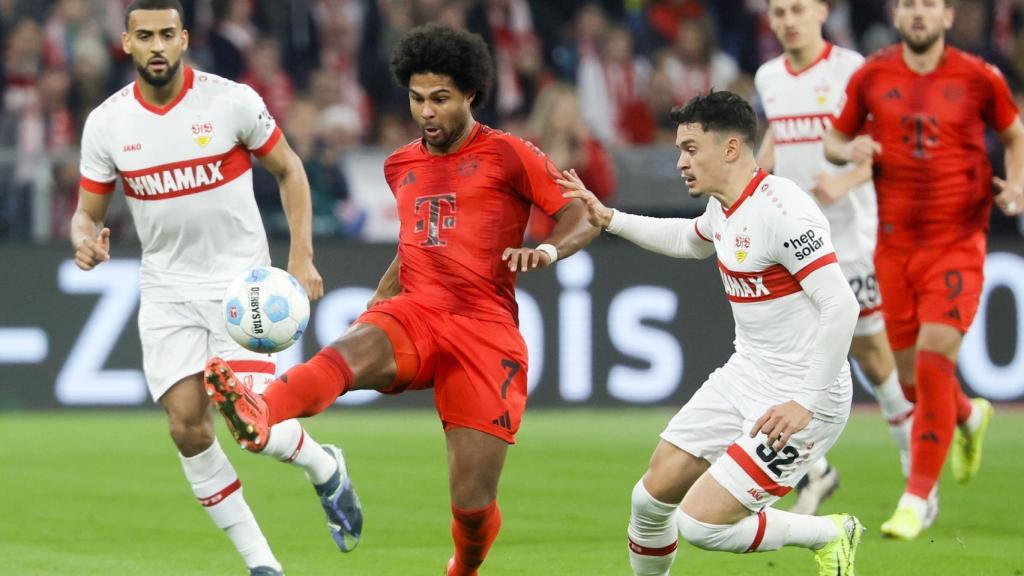 Serge Gnabry controla el balón durante el partido contra el Stuttgart