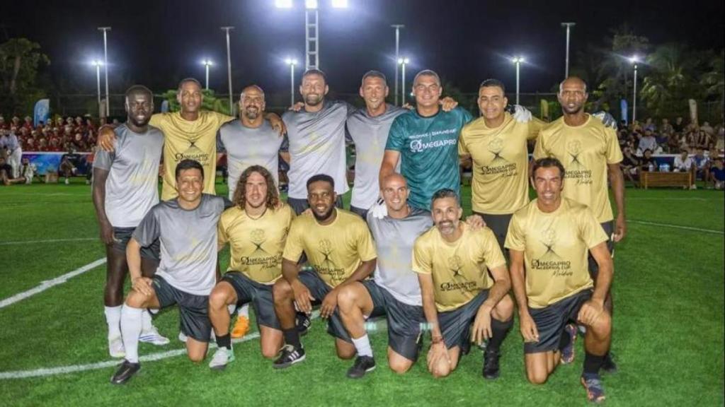 Carles Puyol y Éric Abidal, en un partido de leyendas con la camiseta de Omegapro