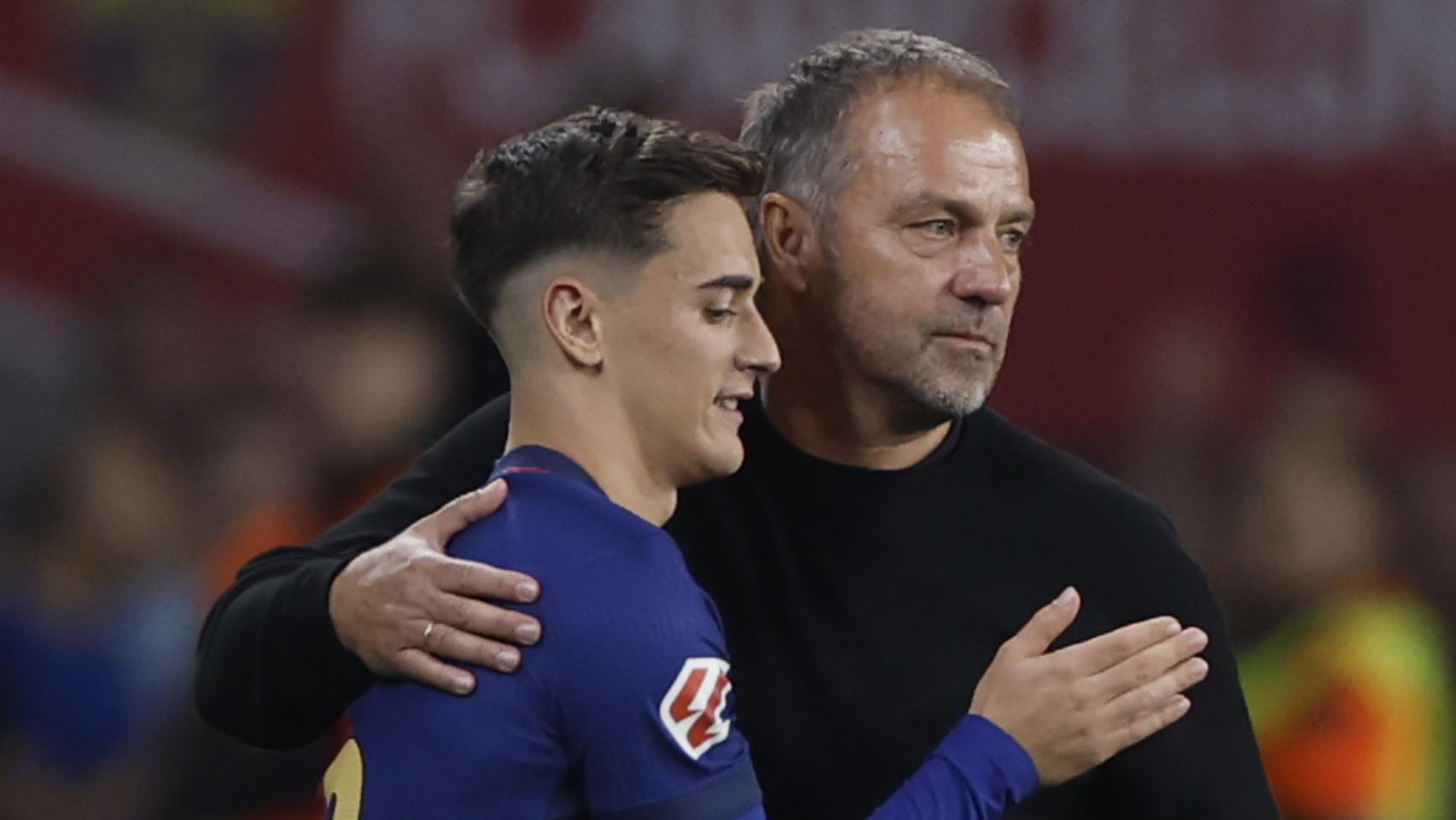 El abrazo entre Gavi y Hansi Flick durante el Barça-Sevilla