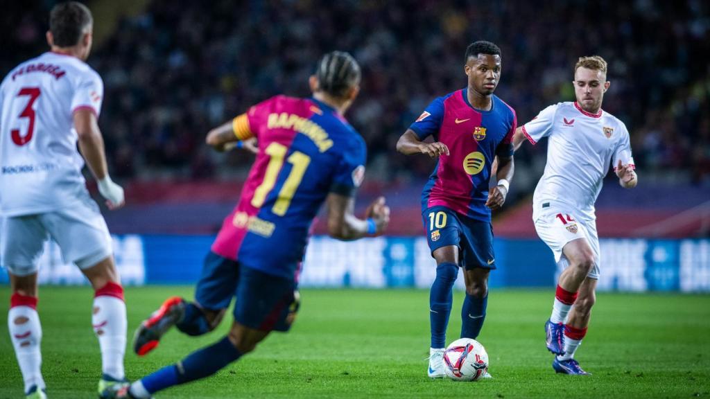 Ansu Fati, en una jugada del Barça-Sevilla en Montjuïc