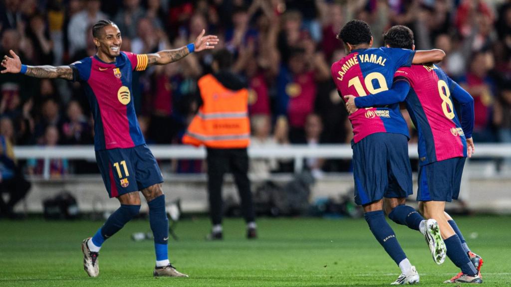 Raphinha felicita a Pedri por su gol en la victoria del Barça contra el Sevilla