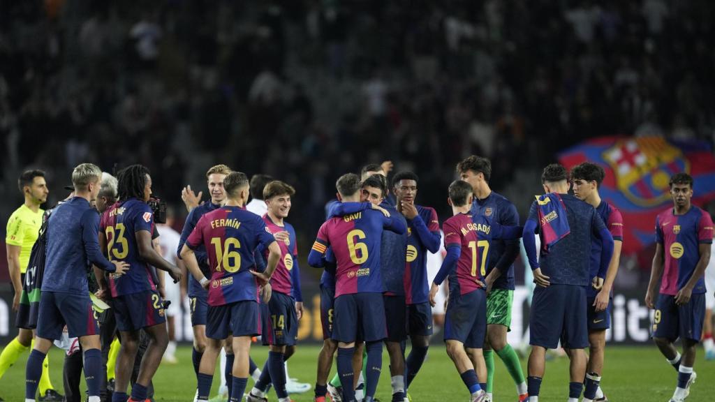 La plantilla del Barça celebra el triunfo contra el Sevilla en Montjuïc