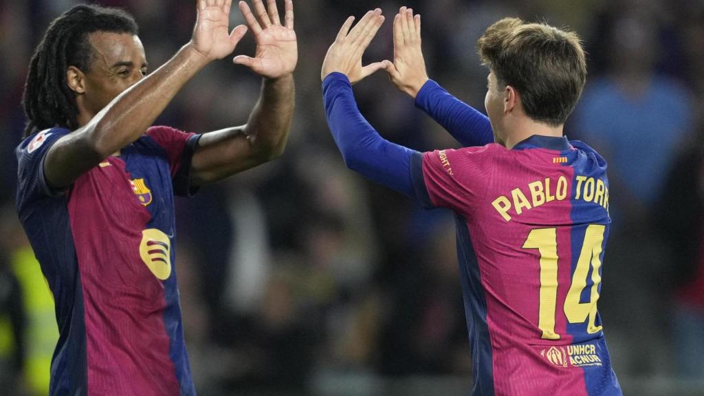 Pablo Torre celebra uno de sus dos goles con Koundé