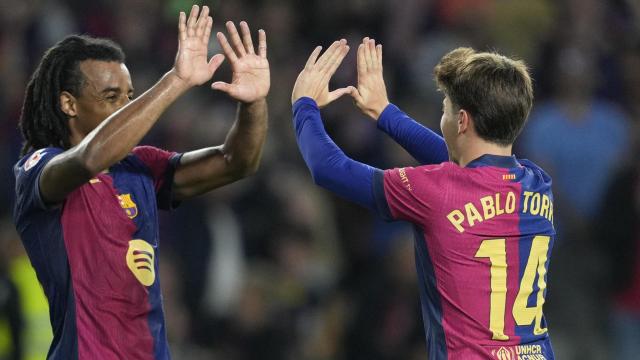 Pablo Torre celebra uno de sus dos goles con Koundé