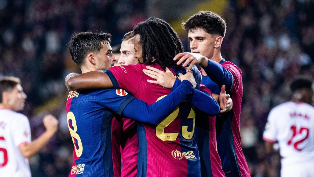 El abrazo de los jugadores del Barça de Flick en la victoria ante el Sevilla