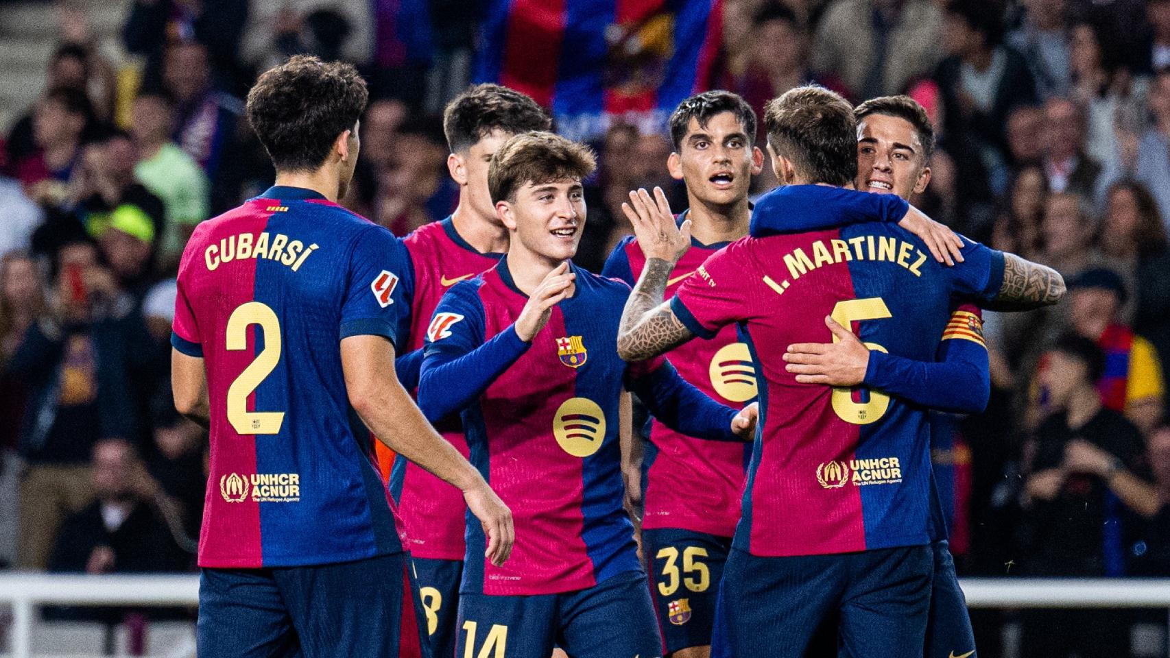 Los futbolistas del Barça felicitan a Pablo Torre por su gol contra el Sevilla