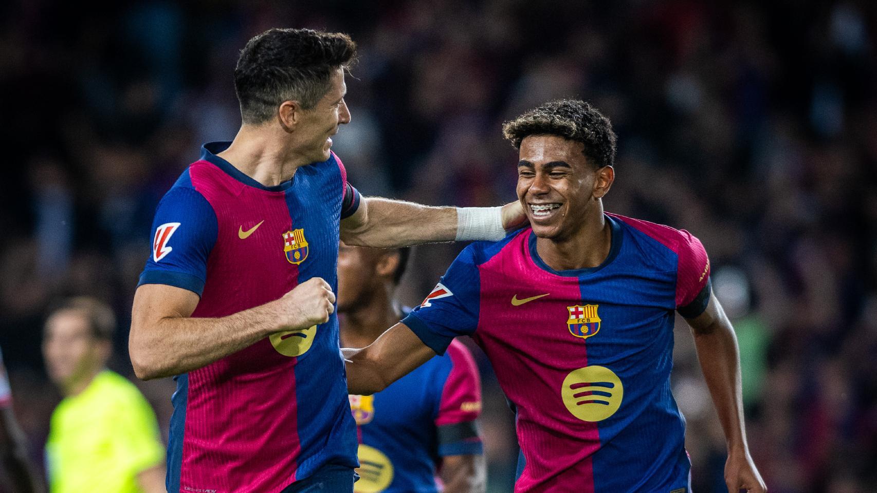 Lewandowski y Lamine Yamal, durante el Barça-Sevilla en Montjuïc