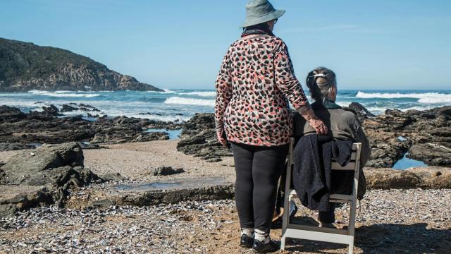 Dos mujeres en la playa: Fiatc propone un seguro para los mayores