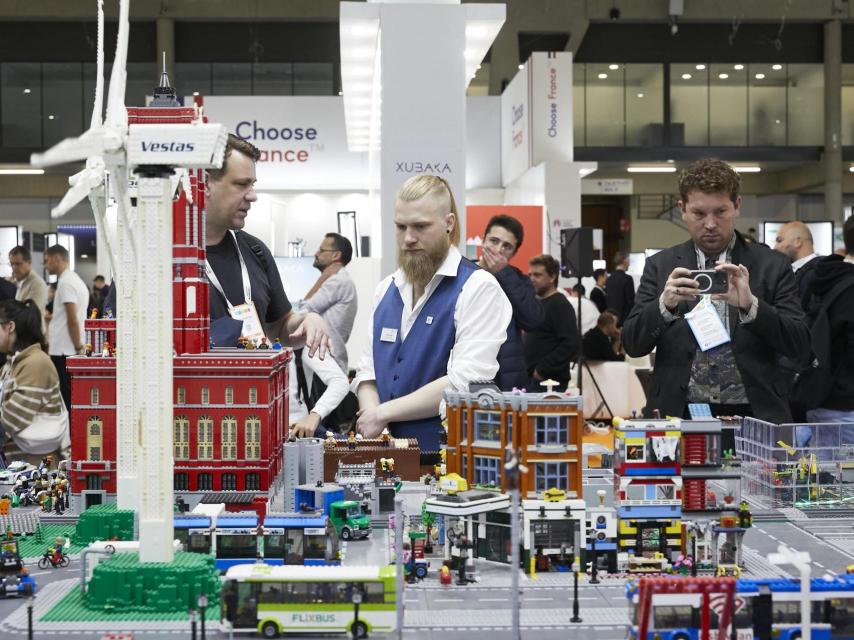 Asistentes observan una ciudad sostenible en miniatura