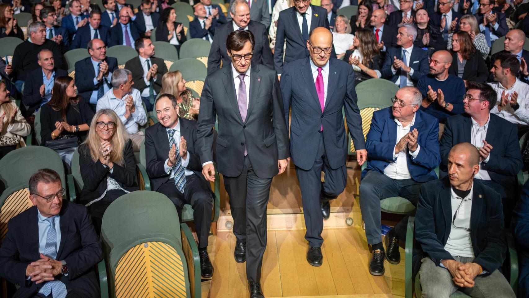 El president de la Generalitat, Salvador Illa (i), y el presidente de Cecot, Xavier Panés (d), durante la 29 edición de la Nit de l’Empresa de la Cecot