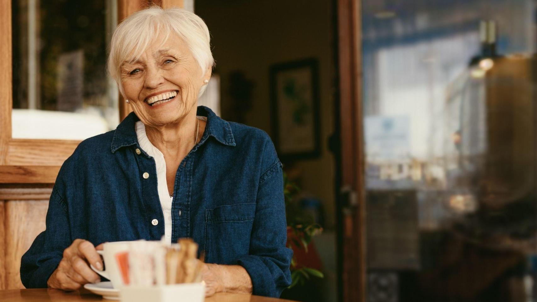 Una señora tomando café