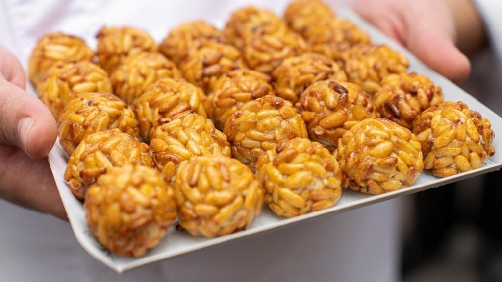 Bandeja de panellets de piñones de la pastelería Oriol Carrió