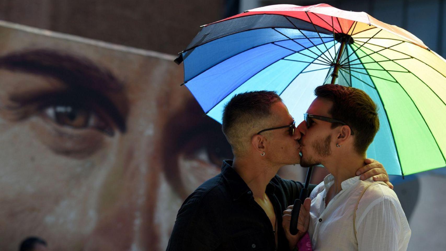 Dos chicos, besándose en una edición anterior del Pride Barcelona