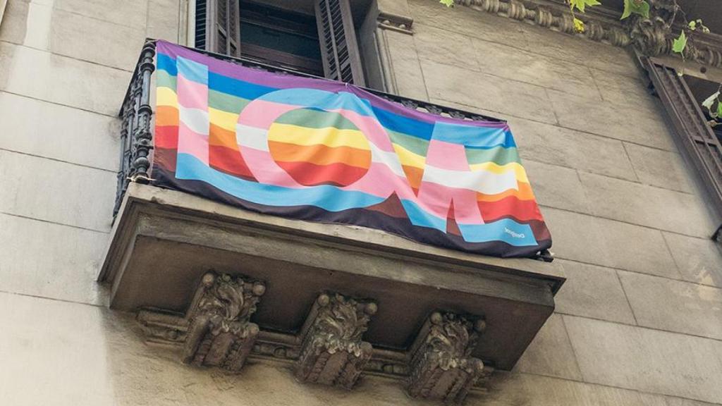 Un balcón, con la bandera LGTBI