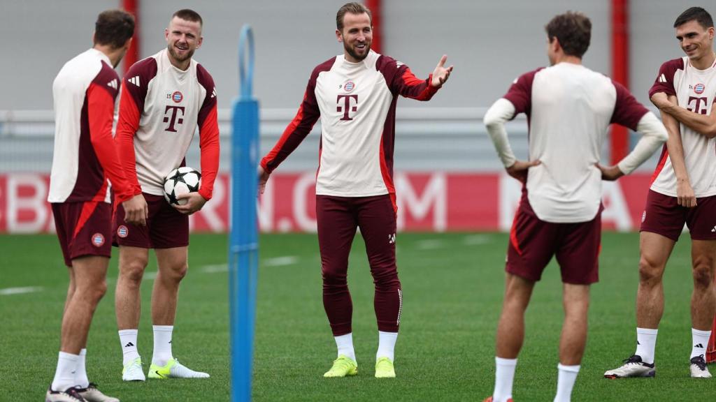 Entrenamiento del Bayern, con Harry Kane en el centro