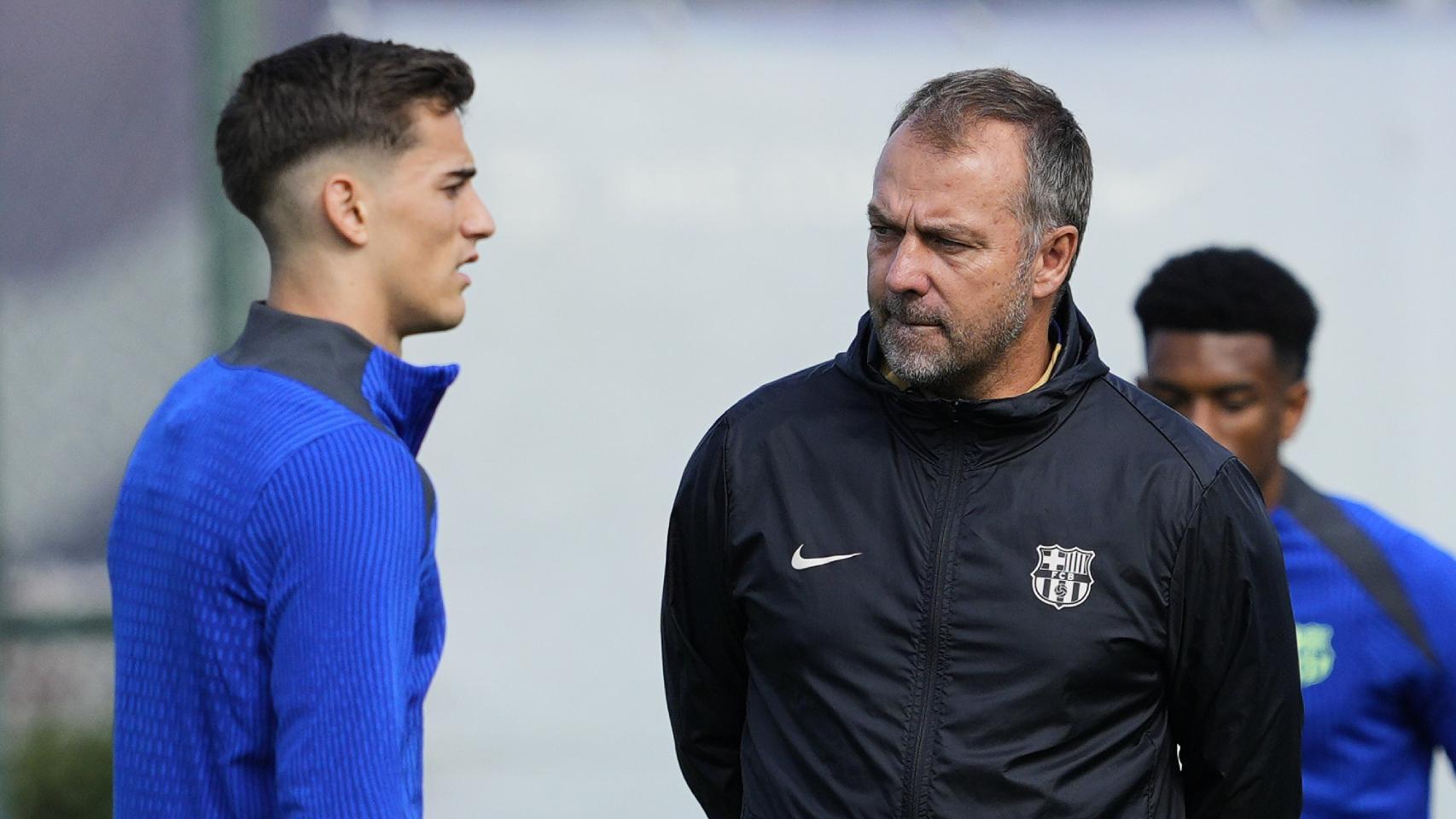 Hansi Flick, junto a Gavi, en el entrenamiento previo al partido contra el Bayern