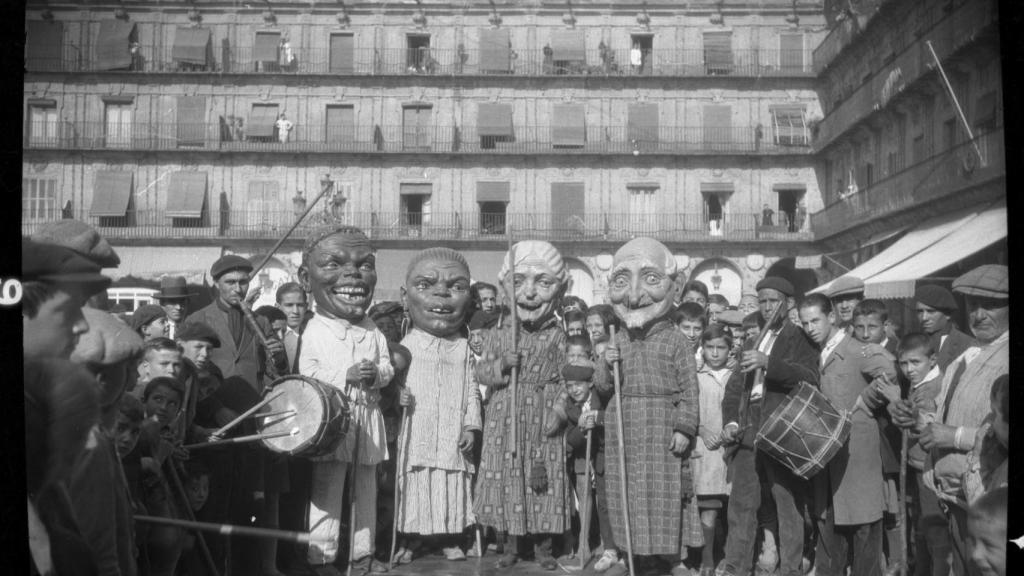 Fotografía de Cándido Ansede sobre las gigantillas salmantinas, en 1928.