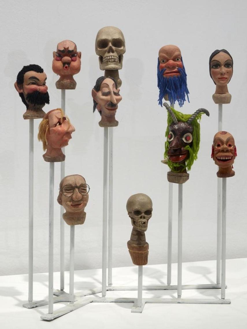 Cabezas de marionetas talladas por Hermenegildo Lanz, en la exposición del Museo Reina Sofía de Madrid.