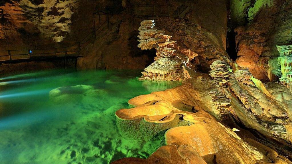 Gour en el lago superior del abismo de Padirac