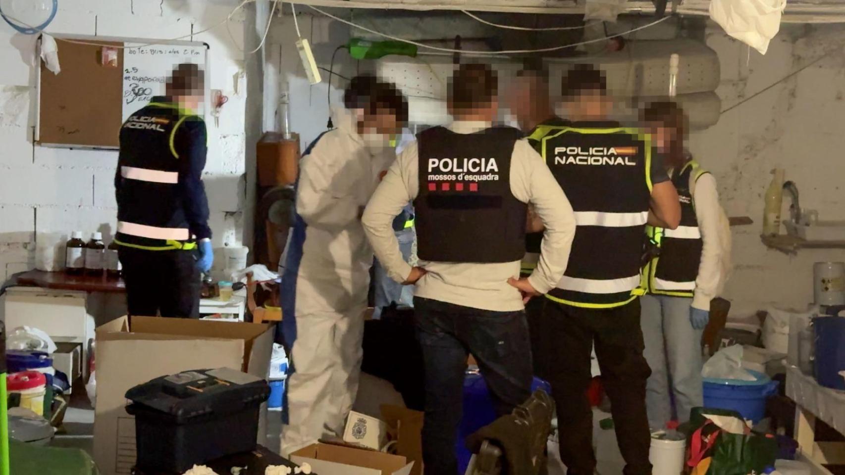 Agentes de los Mossos y el CNP durante el dispositivo de este martes 22 de octubre