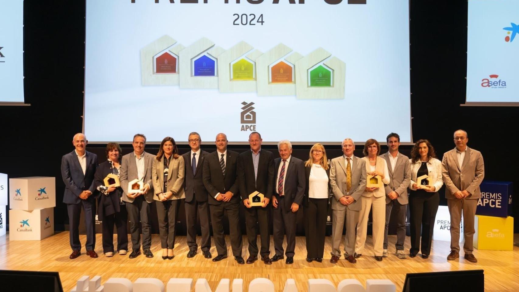 Foto de familia de los premios APCE en el CosmoCaixa de Barcelona