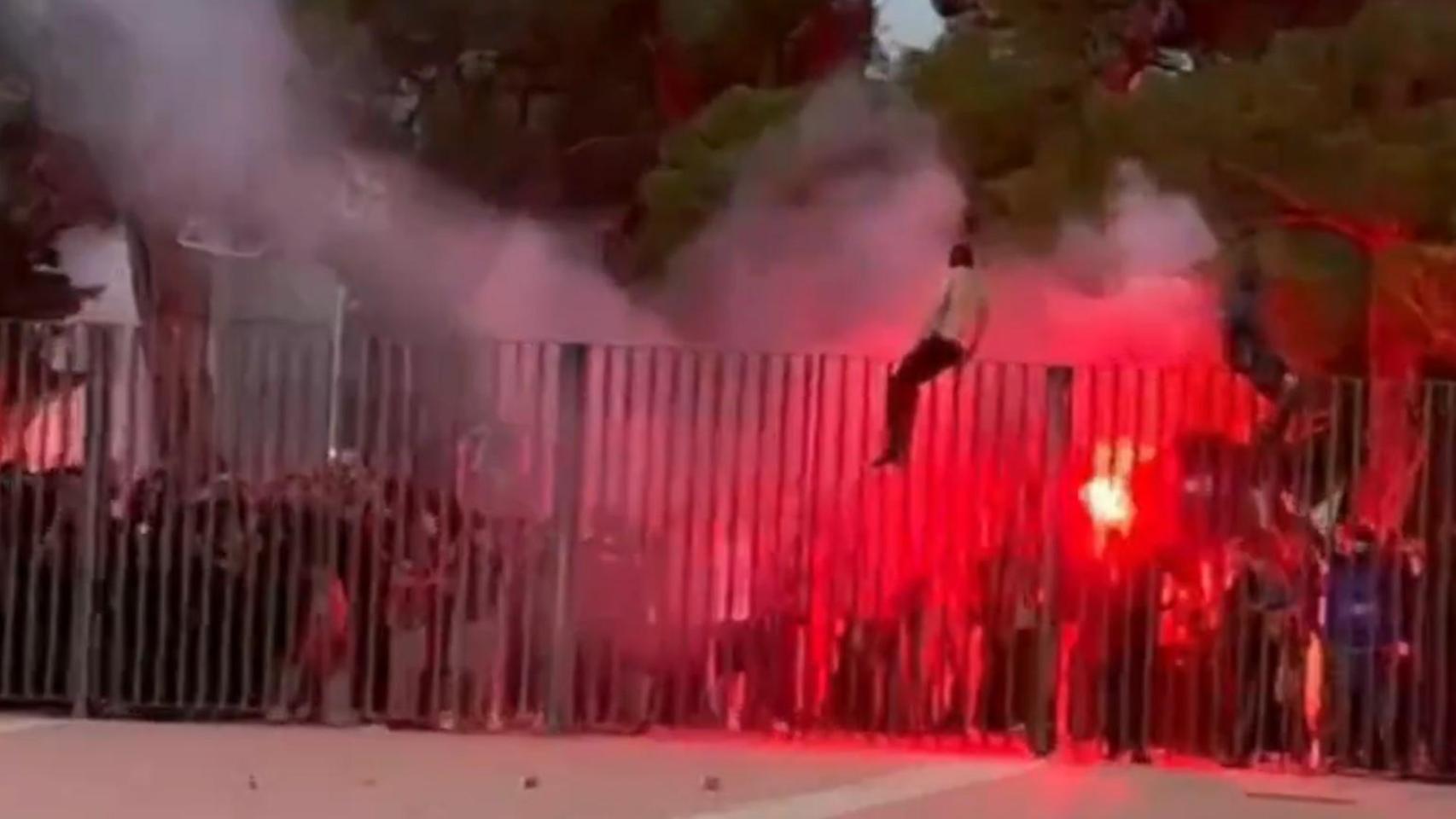 Los ultras del Barça la lían en Montjuïc con el lanzamiento de bengalas y botellas